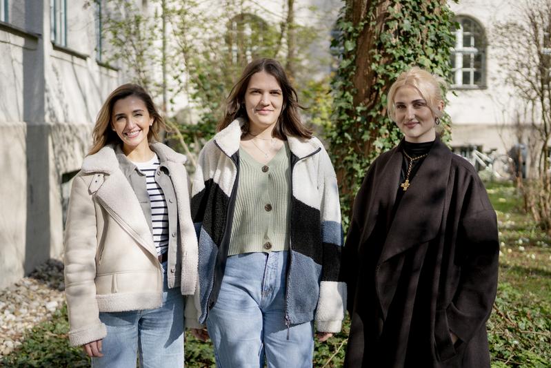 Projektleiterin und wissenschaftliche Mitarbeiterin Leila Wanner (l.) mit den HM-Studentinnen der Pflegewissenschaft Sarah Pirks und Elisa Streng