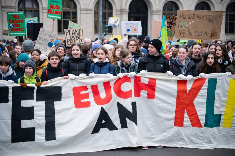 Überwiegend junge Menschen ziehen bei einer Demonstration und dem globalen Klimastreik im März 2023 durch den Berliner Bezirk Mitte. (Symbolbild) 
