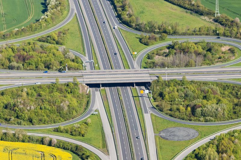 Allein 4.000 Brücken stark belasteter Autobahnen müssen dringend saniert werden. Forschende untersuchen mit DBU-Förderung eine dauerhafte und automatisierte Schadenserkennung für eine rechtzeitige Reparatur.