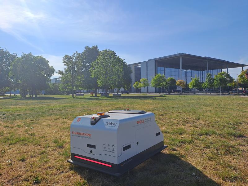 Das Forschungsprojekt ROKIT untersucht die Gestaltung und den Einsatz von mobilen Robotern im öffentlichen Raum.