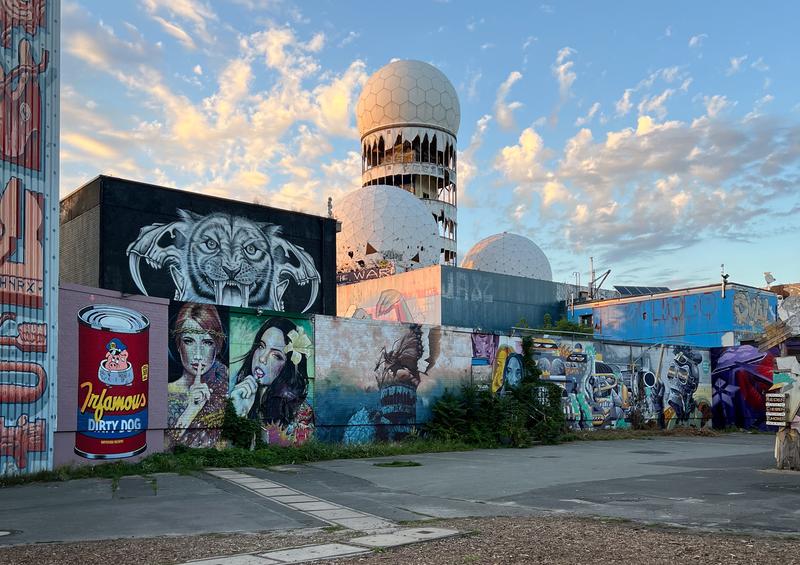 Die Ausstellung findet in den Räumen der ehemaligen Kantine des Teufelsberg Berlin statt.