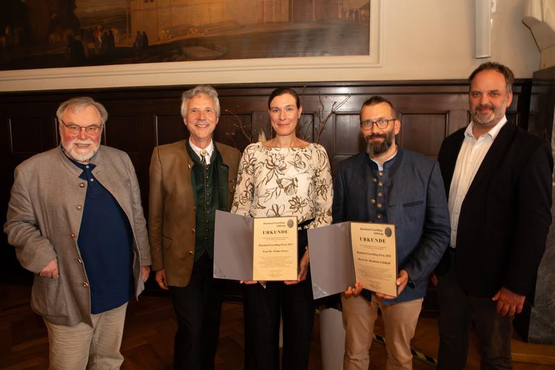 Von links nach rechts: Laudator Prof. Dr. Wolfgang Schröder, Präsident Dr. Peter Pröbstle, Preisträgerin Dr. Wibke Peters, Preisträger Dr. Hendrik Edelhoff, Oberbürgermeister Tobias Eschenbacher (Foto: C. Josten, LWF)