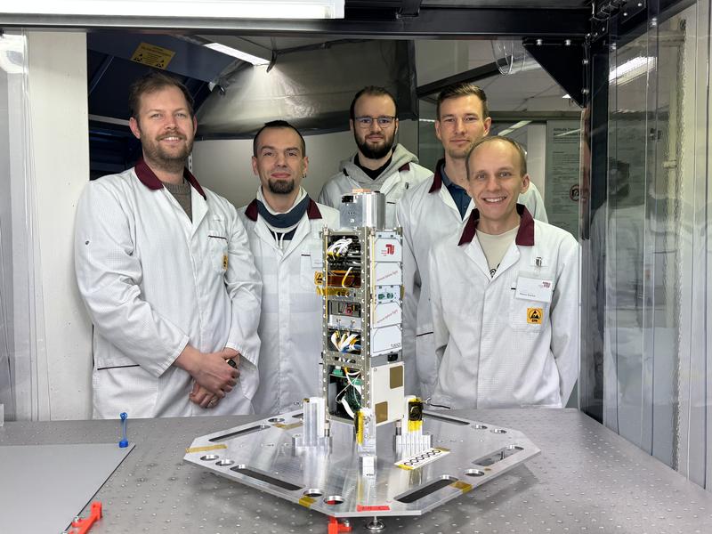 Das QUICK³-Flugmuster im Integrationslabor am Fachgebiet Raumfahrttechnik mit dem Entwicklungsteam der Technischen Universität Berlin.