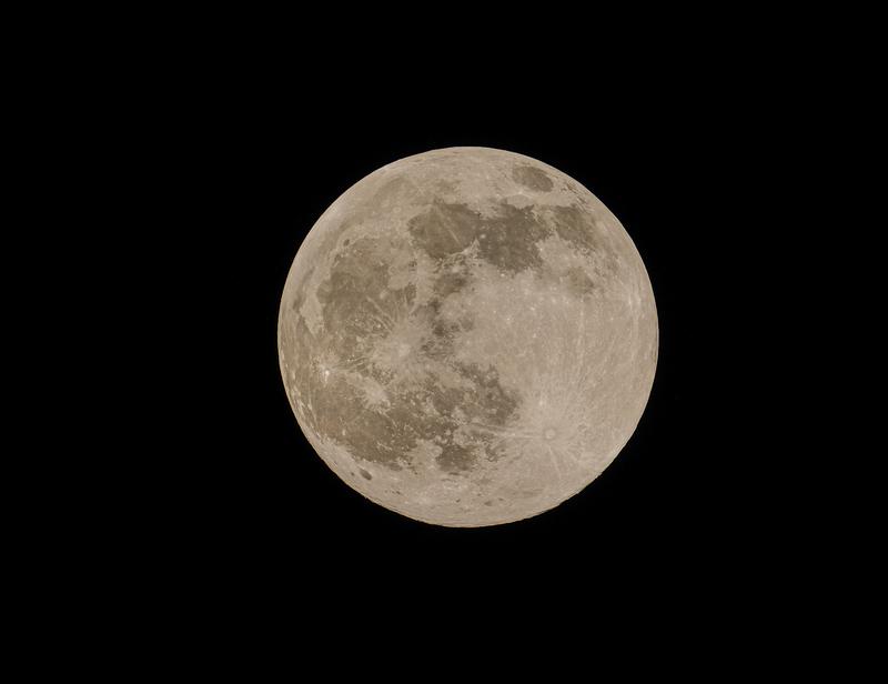 Der Mond ist der natürliche Satellit der Erde und der hellste Himmelskörper am Nachthimmel. 