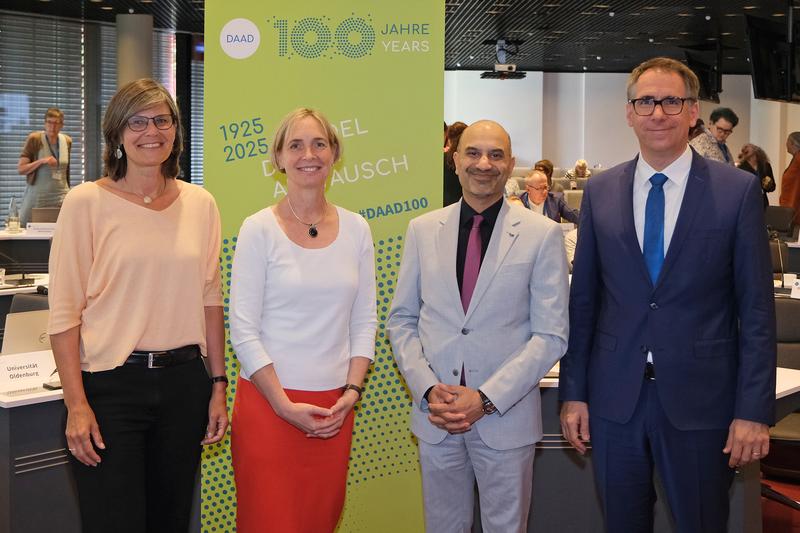 v.l.n.r.: DAAD-Vizepräsidenten Muriel Helbig, DAAD-Vorständin Sylvia Heuchemer, DAAD-Präsident Joybrato Mukherjee, DAAD-Generalsekretär Kai Sicks