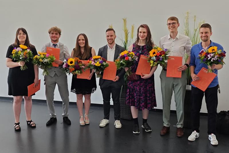 Sieben THWS-Studierende des Bachelorstudiengangs Informatik bei ihrer Auszeichnung für beste Studienleistungen mit dem Professor Wolfgang Maria Fischer-Preis 