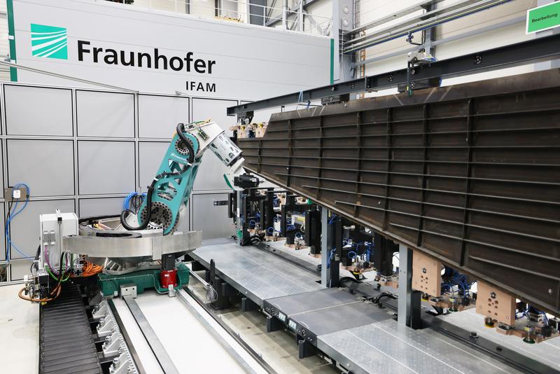 Die neuentwickelte flexible Fräskinematik auf einer Linearachse bearbeitet hochpräzise ein CFK-Flugzeugseitenleitwerk im 1:1-Maßstab im Fraunhofer IFAM in Stade 