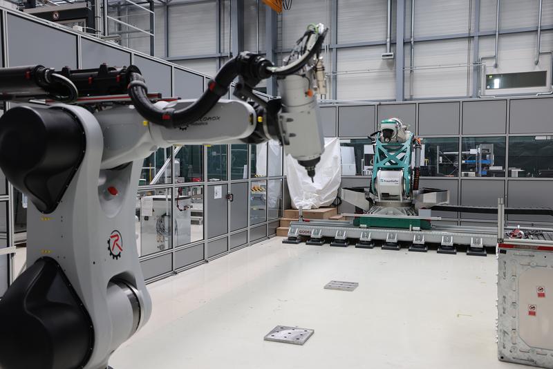 Technology transfer to industrial applications: In the background the flexible milling kinematics developed at Fraunhofer IFAM, in the foreground the jointly developed product solution from autonox Robotics 