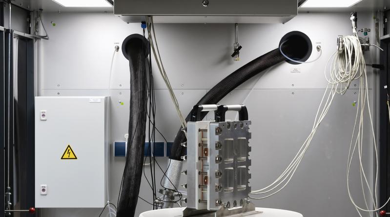 Großzügig dimensioniert und daher vielfältig einsetzbar: Der Prüfstand am IWU wird vorrangig zur Überprüfung der Qualität und Funktionalität von Brennstoffzellen während der Produktion zum Einsatz kommen. Leistung: 80 kW, mit Quelle/senke 800A, 500V DC