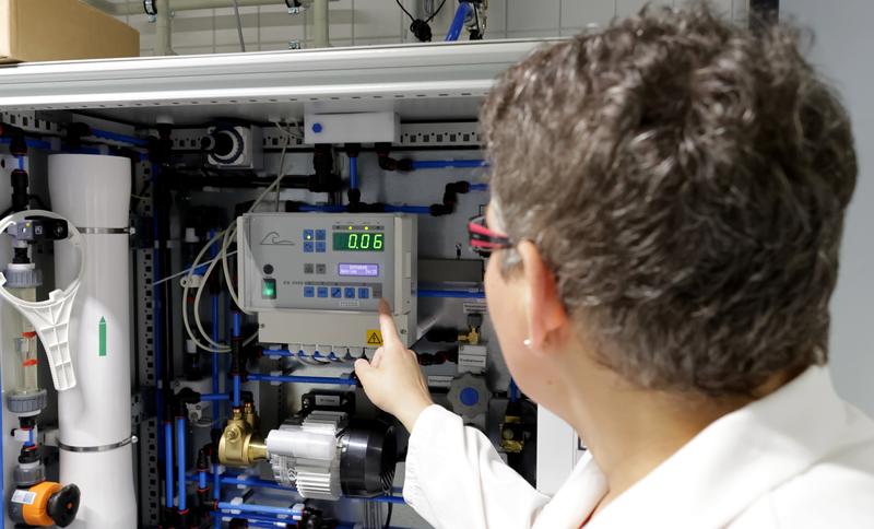 Kompakt und doch komplett: Die Umkehrosmoseanlage, die Reinstwasser für die Befeuchtung des Brennstoffzellensystems während der Prüfung zur Verfügung stellt (Foto: Dr. Carmen Meuser).