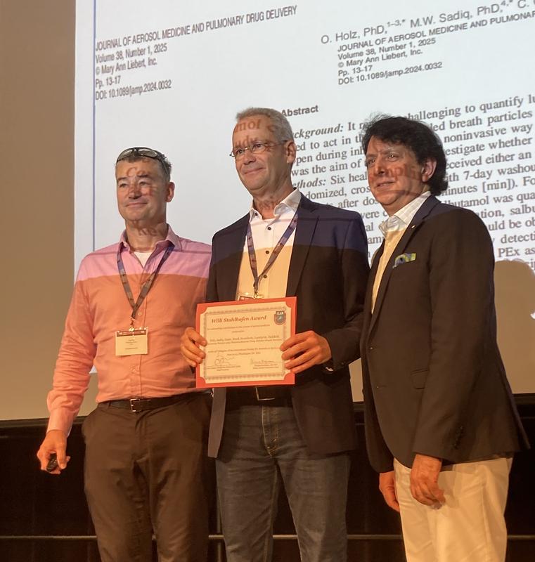 Prof. Dr. Jens Hohlfeld nimmt die Urkunde für den Willi-Stahlhofen-Preis entgegen.