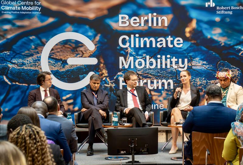 vlnr: Andrea Milan (GCCM), Ashok Adicéam (Deputy Special Envoy of the President of France/UNOC3 Managing Director), Annette Kühlem (DAI), Volker Erhard (AA) und Kato Ewekia (GCCM Fellow) bei der Paneldiskussion auf dem Berlin Climate Mobility Forum