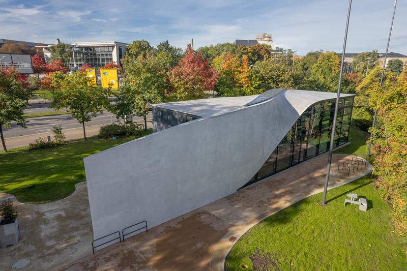 Beim Einsatz neuer Baustoffe kommt es oftmals zu rechtlichen Herausforderungen. Auf Grundlage von Zustimmungen im Einzelfall entstand in Dresden der Cube, das weltweit erste Haus aus Carbonbeton.
