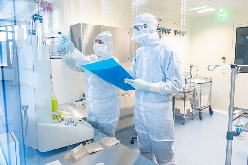 Die klinischen Prüfpräparate für die LION-1-Studie werden im Reinraum am Fraunhofer IZI in Leipzig unter GMP-Standards hergestellt