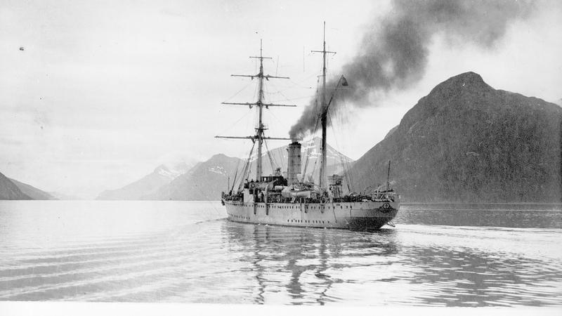 Die historische METEOR auf See.