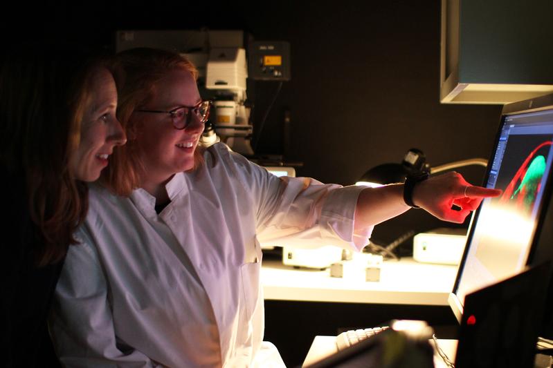 Das Forschungsteam um Dr. Katja Dierking (links) und Dr. Lena Peters fand heraus, dass Bakterien der Gattung Pseudomonas Sphingolipide produzieren, die den Schutz des Wirtes vor Krankheitserregern unterstützen.