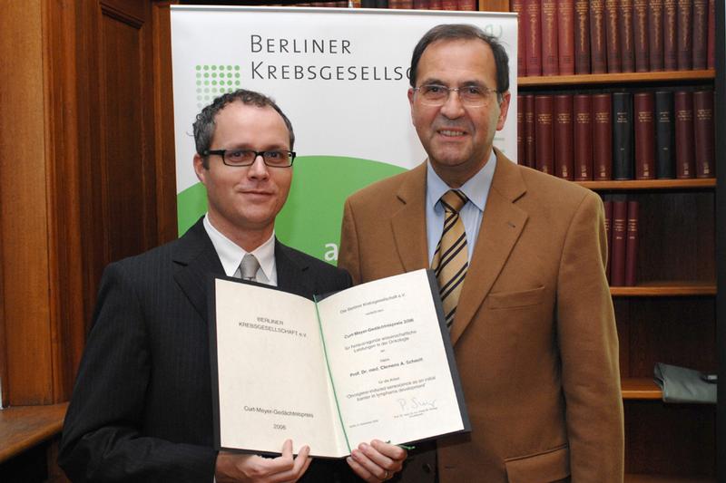 Der Vorsitzende der Berliner Krebsgesellschaft e.V., Prof. Dr. med. Dr. h.c. Peter M. Schlag (rechts) verleiht den Curt-Meyer-Gedächtnispreis an Prof. Dr. med. Clemens A. Schmitt. 