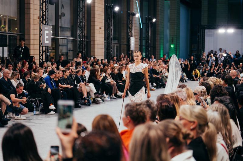 Model auf dem Laufsteg der Neo.Fashion