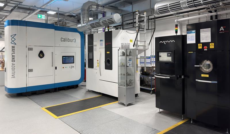 View into the Innovation Center Additive Manufacturing ICAM® with all three facilities for  Electron Beam Powder Bed  Fusion (PBF-EB) available at Fraunhofer IFAM Dresden; left: Wayland Calibur3
