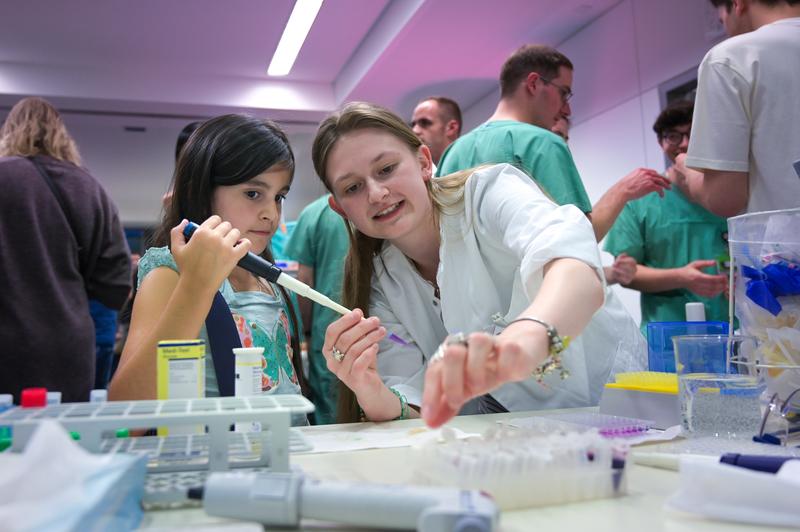 Medizin- und Wissenschaftsfans jeden Alters sind bei der Langen Nacht der Wissenschaften an der Universitätsmedizin Halle genau richtig.