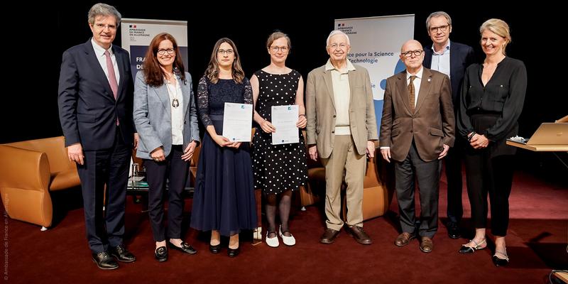 V. l. n. r.: F. Delattre (Botschaft), C. Gommlich (BASF), die Preisträgerinnen S. Kaiser (Goethe-Universität Frankfurt) und E. Kowalinski (EMBL Grenoble), J.-M. Lehn (Schirmherr), A. Triller (Académie des Sciences), C. Lerche (Sanofi) und E. M. Eckkrammer