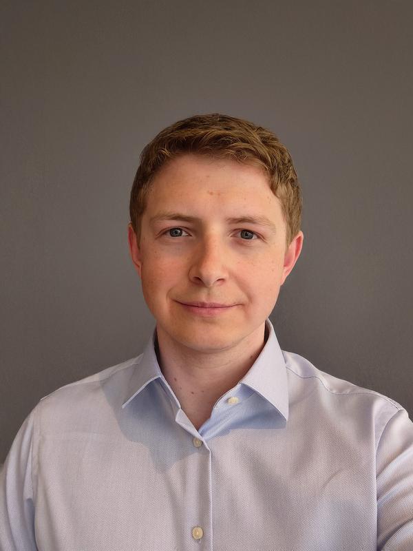Jonas Wilhelm erhält die Otto-Hahn-Medaille für die Entwicklung eines Biosensors im Rahmen seiner Promotion am Max-Planck-Institut für medizinische Forschung in Heidelberg.