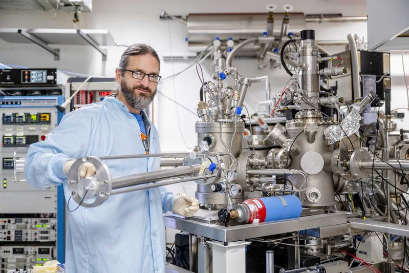 Arne Ludwig an der Molekularstrahlepitaxie-Anlage der Ruhr-Universität Bochum, mit der er das Elektronengas für die Studie erzeugte