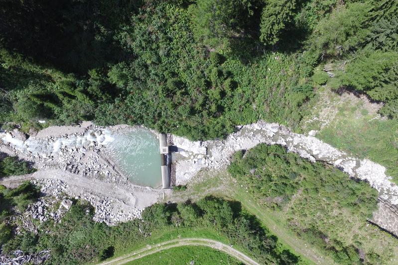 Alpines Wasserkraftwerk an der Blinne im Kanton Wallis: Bei niedrigen Abflüssen wirken sich Temperaturschwankungen schneller auf das Gewässer aus, was insbesondere für kälteliebende dArten problematisch sein kann.