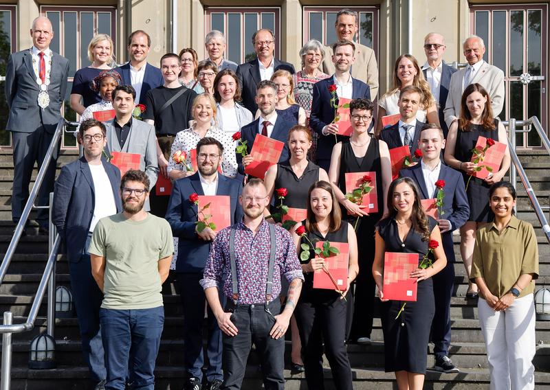 Preisträgerinnen und Preisträger des DIES ACADEMICUS 2025 mit Förderinnen und Förderern, Vertretern des Präsidiums der JGU und Vertreterinnen und Vertretern des GKK