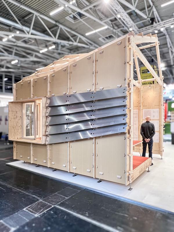 Das Holzstecksystem kann von wenigen Personen innerhalb kurzer Zeit ohne Werkzeug und ohne Schrauben oder Nägel aufgebaut werden