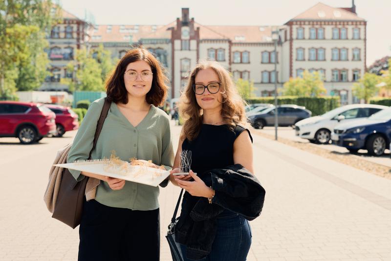 Für ihre Entwürfe wurden Kloss und Fink mit dem Schinkel Sonderpreis in der Rubrik „Freie Kunst“ ausgezeichnet. Dabei handelt es sich um einen Architekturpreis vom Architekten- und Ingenieur-Verein zu Berlin.