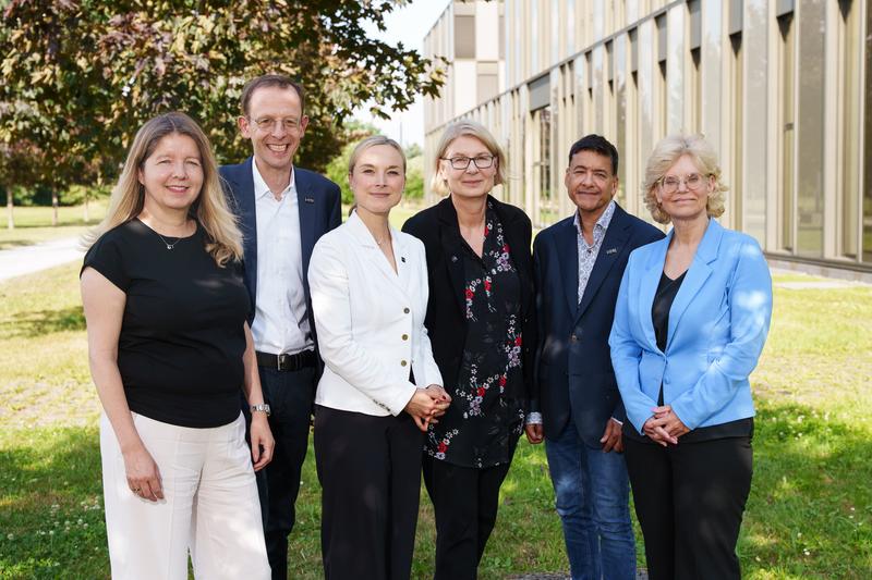 Das neue HSBI-Präsidium, das am 1.9.2025 seine Arbeit aufnimmt (v.l.n.r.): Prof. Dr. Michaela Hoke, Prof. Dr. Ulrich Schäfermeier, Prof. Dr. Natalie Bartholomäus, Präsidentin Prof. Dr. Ingeborg Schramm-Wölk, Prof. Dr. Anant Patel und Judith Peltz. 