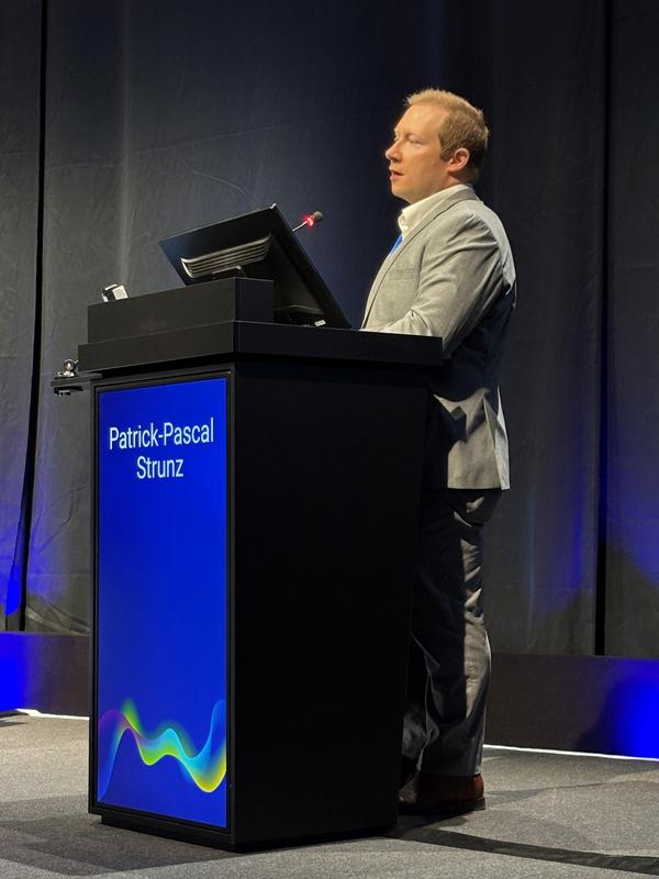 Dr. Patrick-Pascal Strunz stellte die signifikanten Ergebnisse der Axia-Studie als Late-Breaking Abstract auf dem Europäischen Rheumatologie-Kongress (EULAR) im Juni 2025 in Barcelona vor. 