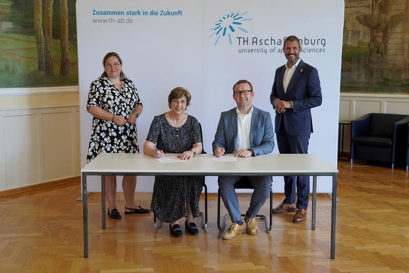 Unterzeichnung des Kooperationsvertrags zwischen TH Aschaffenburg und BRK-Kreisverband Aschaffenburg 