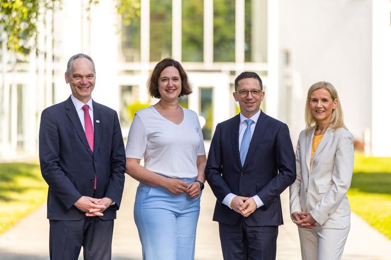 Wollen im Universitären Exzellenzverbund zusammenarbeiten (v.l.): Ralph Bruder, Präsident der Uni Oldenburg, Kathrin Moosdorf, Bremer Wissenschaftssenatorin, Falko Mohrs, niedersächsischer Wissenschaftsminister, und Jutta Günther, Rektorin der Uni Bremen.