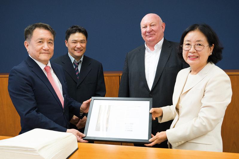 THD-Präsident Prof. Waldemar Berg gemeinsam mit den Vertretern der WURI Foundation und der Präsidentin des Institute for Nation Brand Promotion aus Südkorea.