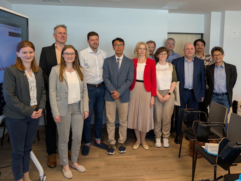 Die Delegation des neu gegründeten Instituts für Medical Science und Engineering im Austausch mit Hochschulvertreterinnen und -vertretern der Wroclaw University of Science and Technology.