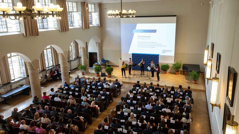 Blick in die Aula der Universität Jena während der Festveranstaltung zum Schillertag am 27. Juni 2025.