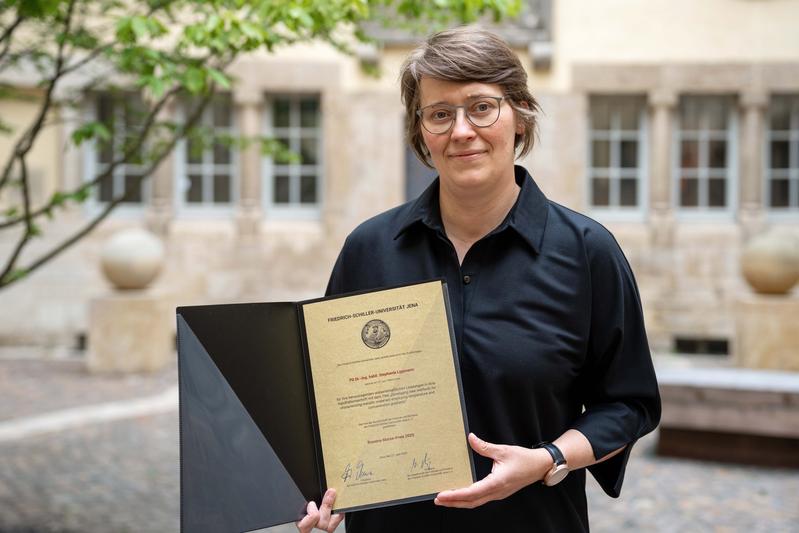 PD Dr.-Ing. habil. Stephanie Lippmann mit der Urkunde des Rowena-Morse-Preises, mit dem sie am Schillertag 2025 von der Universität Jena ausgezeichnet wurde. 
