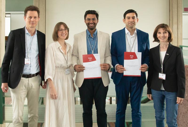 Preisverleihung auf dem 21. HepNet Symposium (v. l. n. r.): Prof. Dr. Christian Lange (Mitglied des Gutachterkomitees), Dr. Lara Hochfeld (Gilead Sciences), Dr. Suchira Gallage, Dr. Adnan Ali, Prof. Dr. Elke Roeb (Vorsitzende des Stiftungskuratoriums)