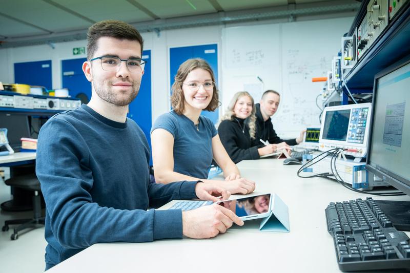 Studierende der TH Bingen am Computer und an Messgeräten