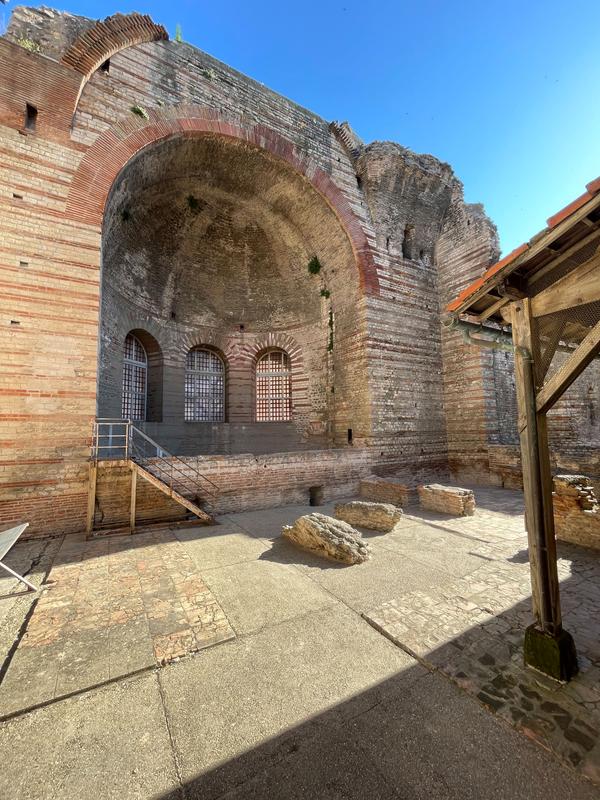 Die römischen Bäder in Arles. Im Vordergrund sind Betonblöcke aus der kollabierten Decke zu sehen, in denen die Forschenden Karbonate aus einem älteren Aquädukt fanden.