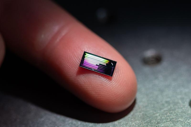 Entwickelt am Leibniz-IPHT in Jena und am INRS in Kanada: Der photonische Chip nutzt Zeit-Bin-Kodierung, um mehr Information pro Photon zu übertragen.