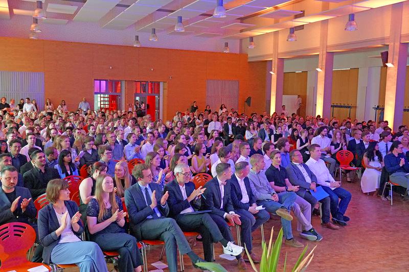 Begleitet von Freunden und Familienmitgliedern kamen knapp 200 Absolvent*innen, um im Audimax ihre Studienzeit Revue passieren zu lassen und von ihren Dekan*innen die Glückwünsche entgegenzunehmen. 