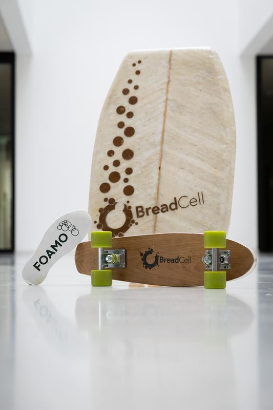Schuhsohlen, ein Bodyboard und ein Skateboard, gefertigt mit dem neuen Schaumstoff.