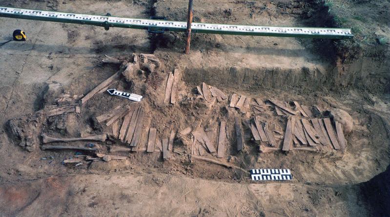 Kriegerbegräbnis mit Knochenpanzerplatten in der Kyordyughen-Stätte (Ymyakhtakh-Kultur, Zentralsibirien, ca. 2000 v. u. Z.).