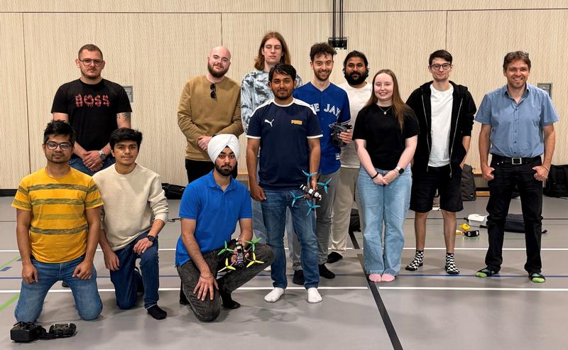 Studierende des Master-Studiengangs Allgemeine Informatik unter Leitung von Prof. Dr. Christian Baun (r.) entwickelten im Rahmen eines Projekts Drohnen, die für Lehre und Forschung geeignet sind.
