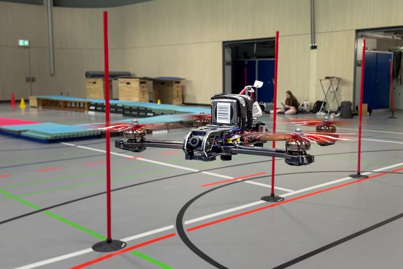 In der Mehrzweckhalle der Frankfurt UAS absolvierten die selbstgebauten Drohnen ihren Testflug.