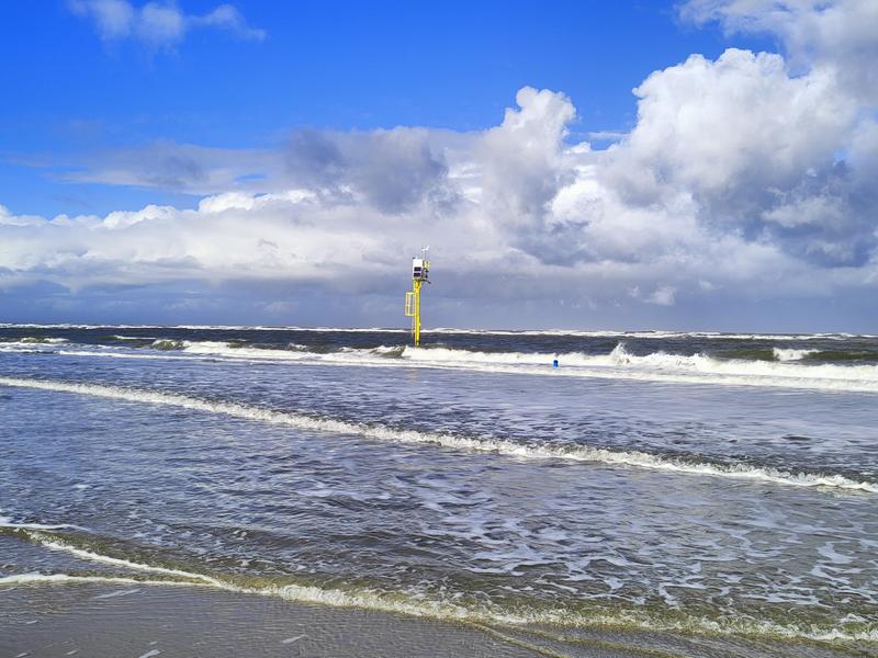 Im Mai 2022 ließ das DynaDeep-Team einen sieben Meter hohen Messpfahl an der damaligen Niedrigwasserlinie am Strand von Spiekeroog errichten. Er ist ist mit modernen Messinstrumenten ausgestattet, um etwa Wasserstände und Wellenhöhen zu messen.