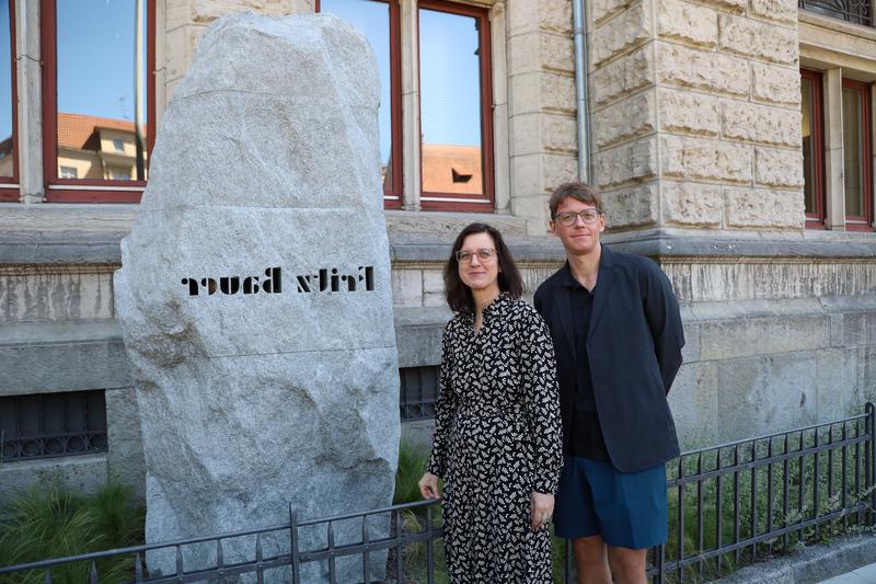 HBK-Präsidentin Prof. Dr. Ana Dimke und Künstler Daniel Wolff am neuen Fritz Bauer-Denkmal 